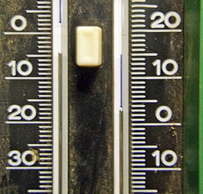 A maximum/minimum thermometer demonstrating a freezing event, showing 4°C – min -2°C/max 4°C.
