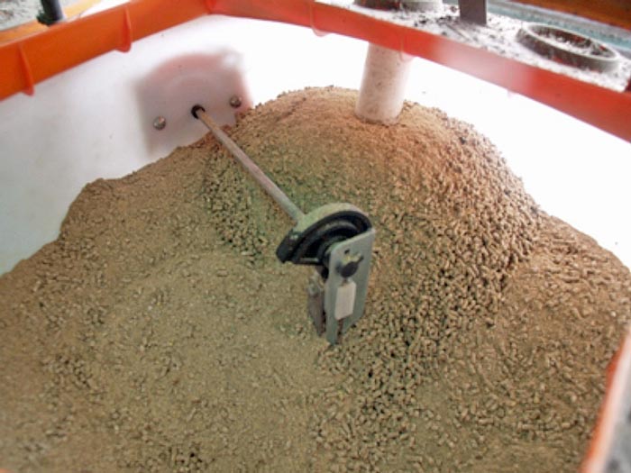 Very dusty feed can assist pathogens to penetrate deep into the respiratory tract.