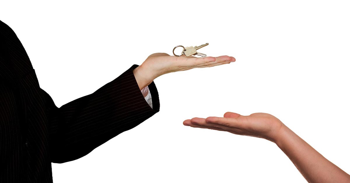 Handing over keys (Pixabay image).