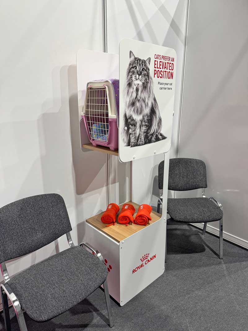 Figure 5a . Providing elevated spaces for cat carriers keeps cats off the floor, minimises exposure to dogs and helps cats feel safe.