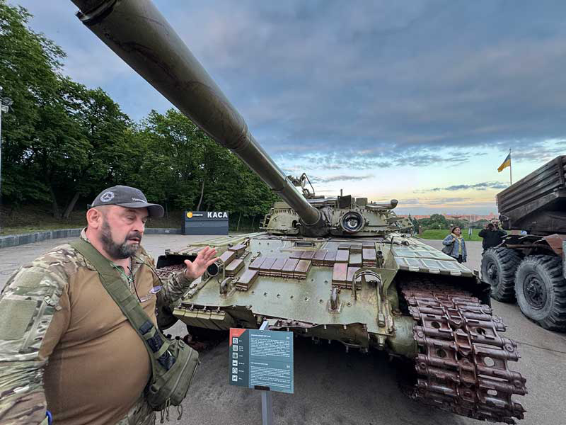 A Ukraine tank