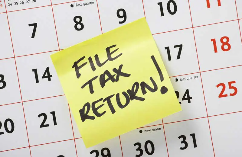 File tax return post it note on a calendar. Image: thinglass/ Adobe Stock