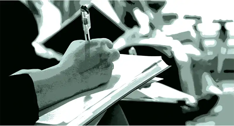 Person taking notes in a notebook at a congress. Image: Oleg Elkov / iStock